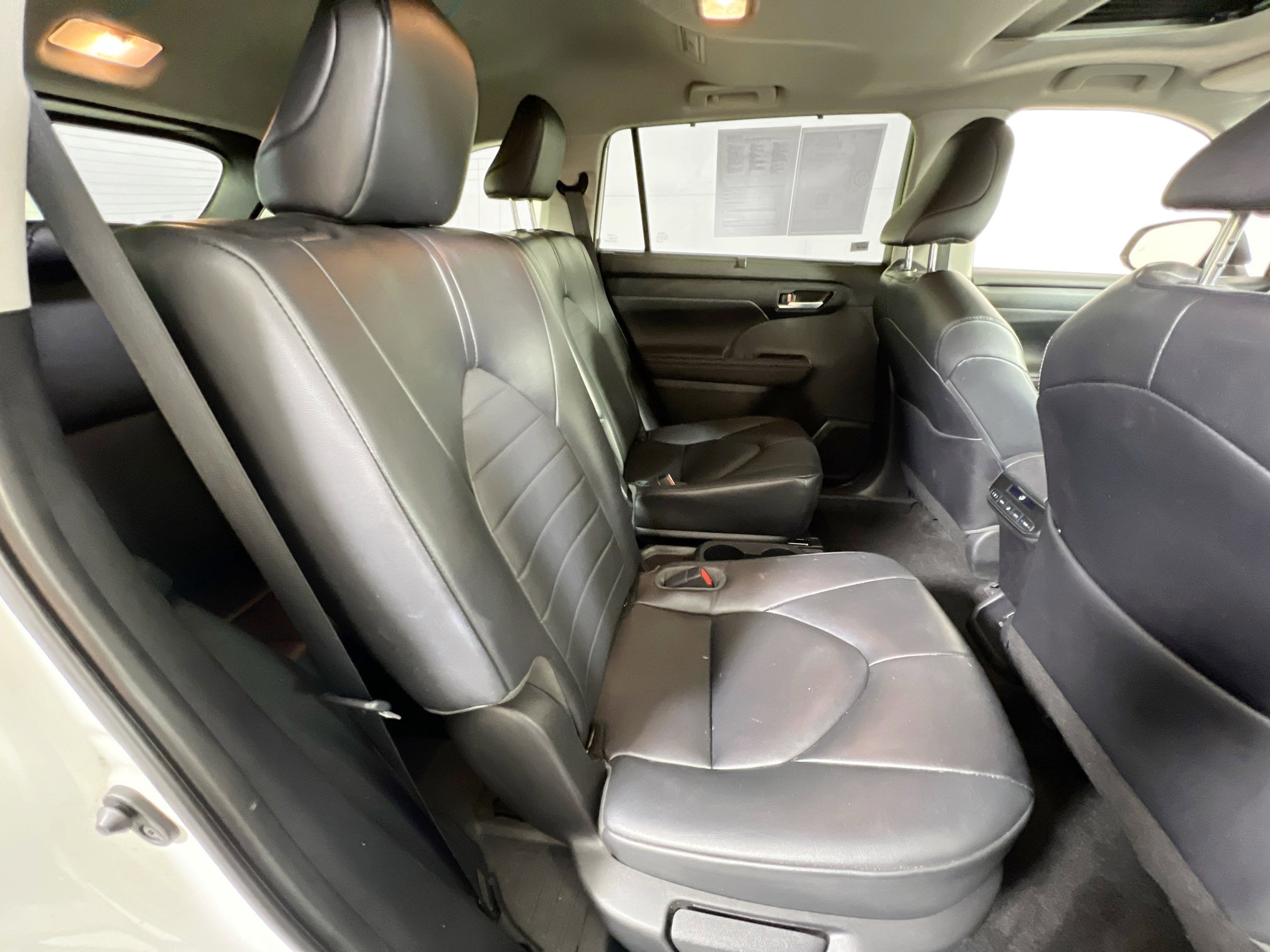 Used 2023 Toyota Highlander XLE image 28
