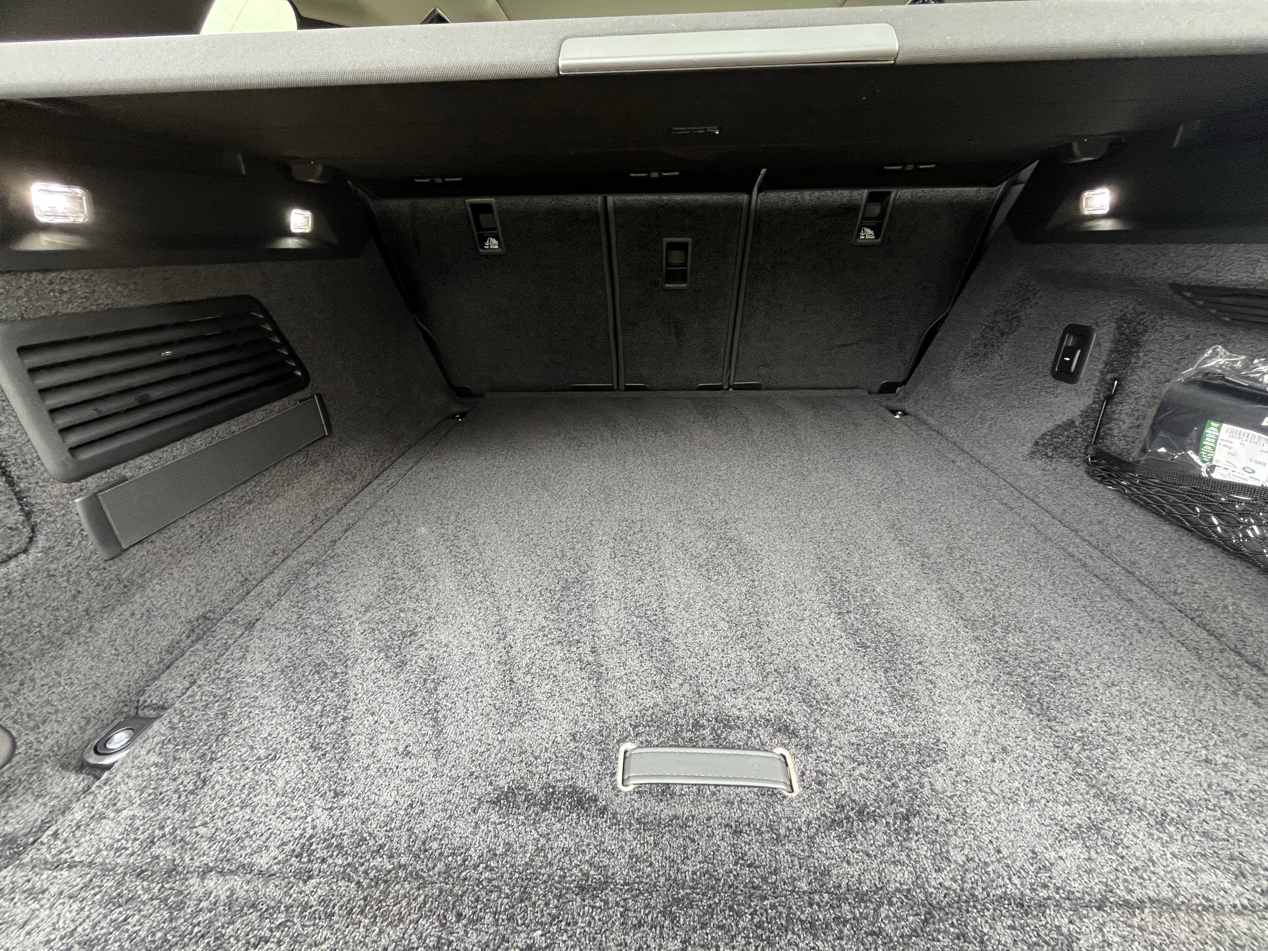 Certified 2025 Land Rover Range Rover SE image 34