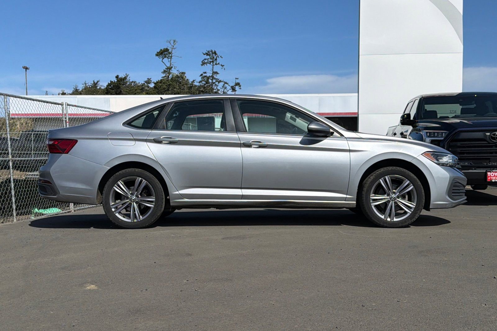 Used 2022 Volkswagen Jetta SE FWD image 3