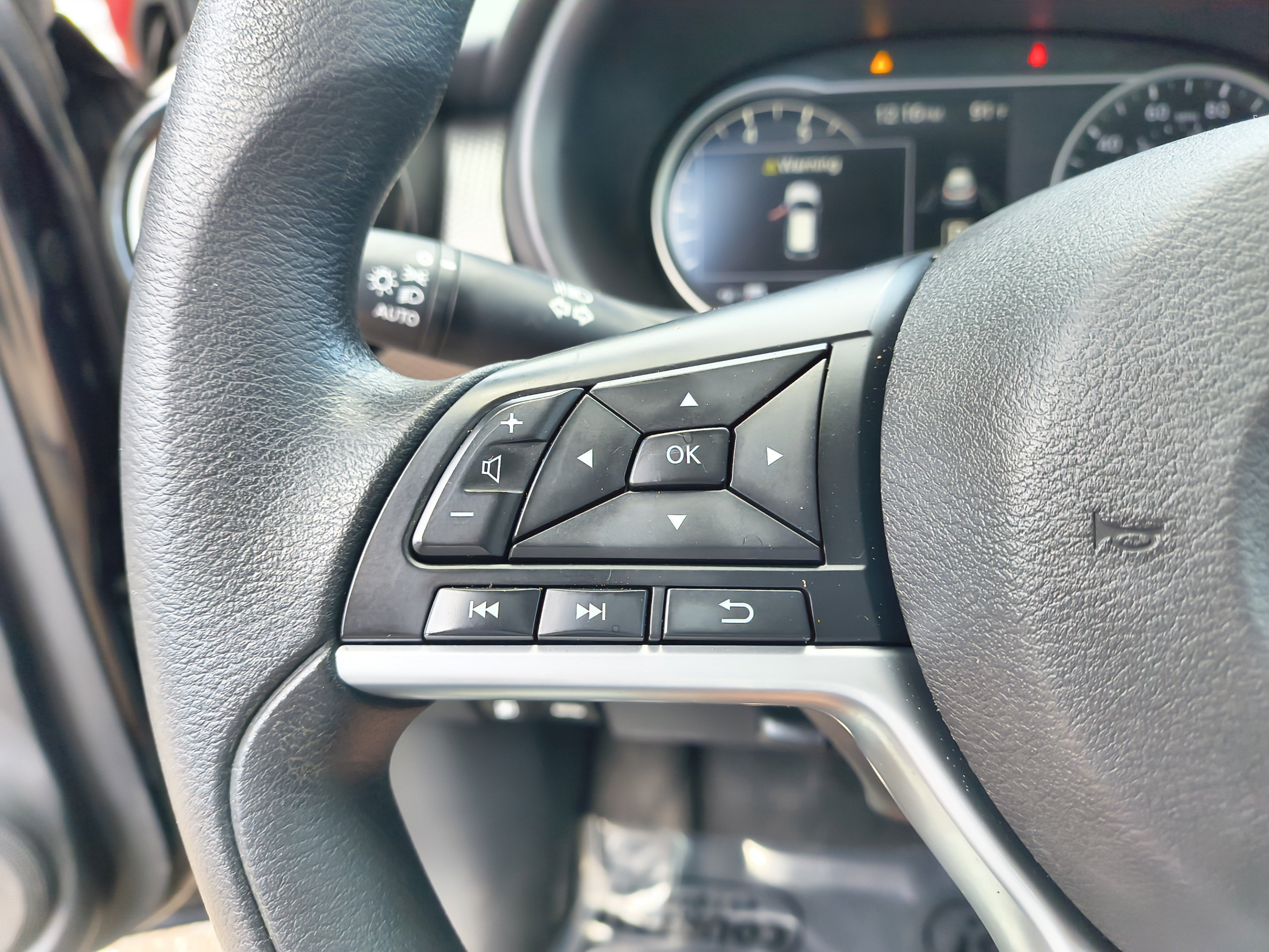 Used 2019 Nissan Kicks SV FWD image 29