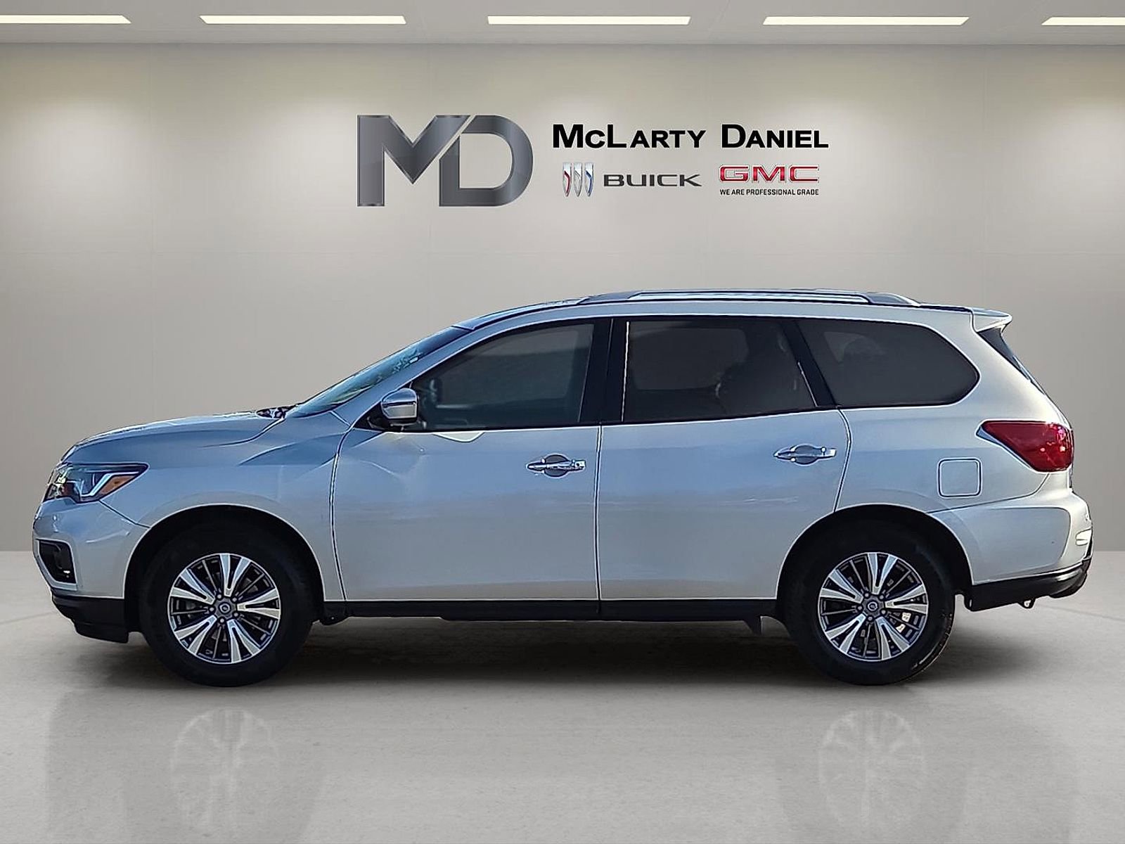 Used 2019 Nissan Pathfinder SV image 3