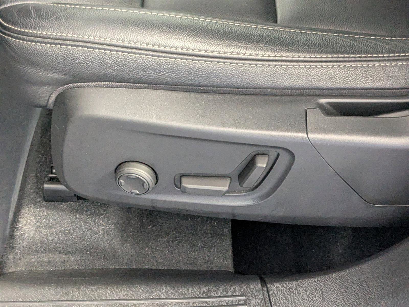 Used 2022 Volvo XC40 T5 Momentum image 13