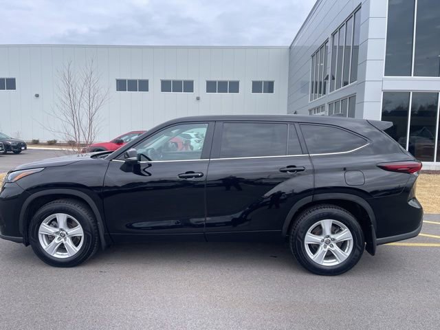 Used 2024 Toyota Highlander LE AWD/4WD image 9