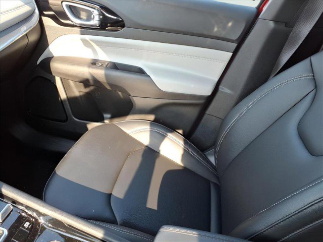 Used 2025 Jeep Compass Limited image 18