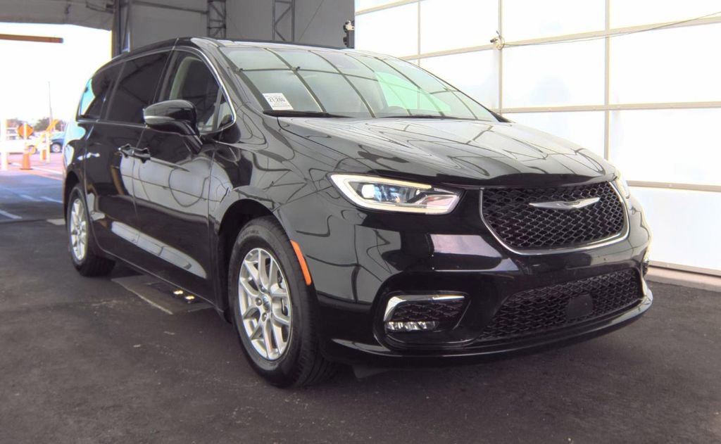 Used 2024 Chrysler Pacifica Touring-L image 31