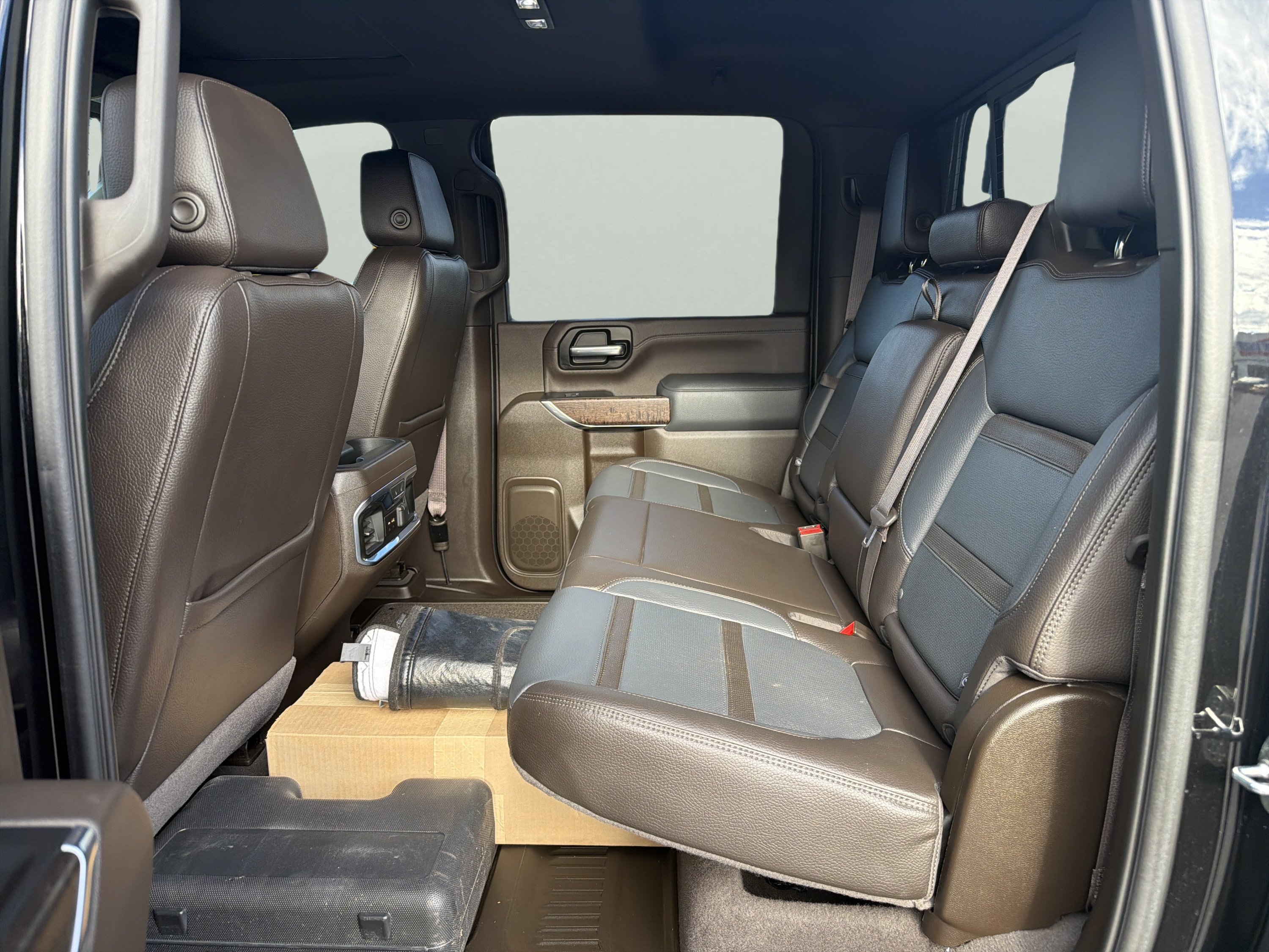 Used 2022 GMC Sierra 3500 Denali w/ Denali Black Diamond Edition AWD/4WD image 13