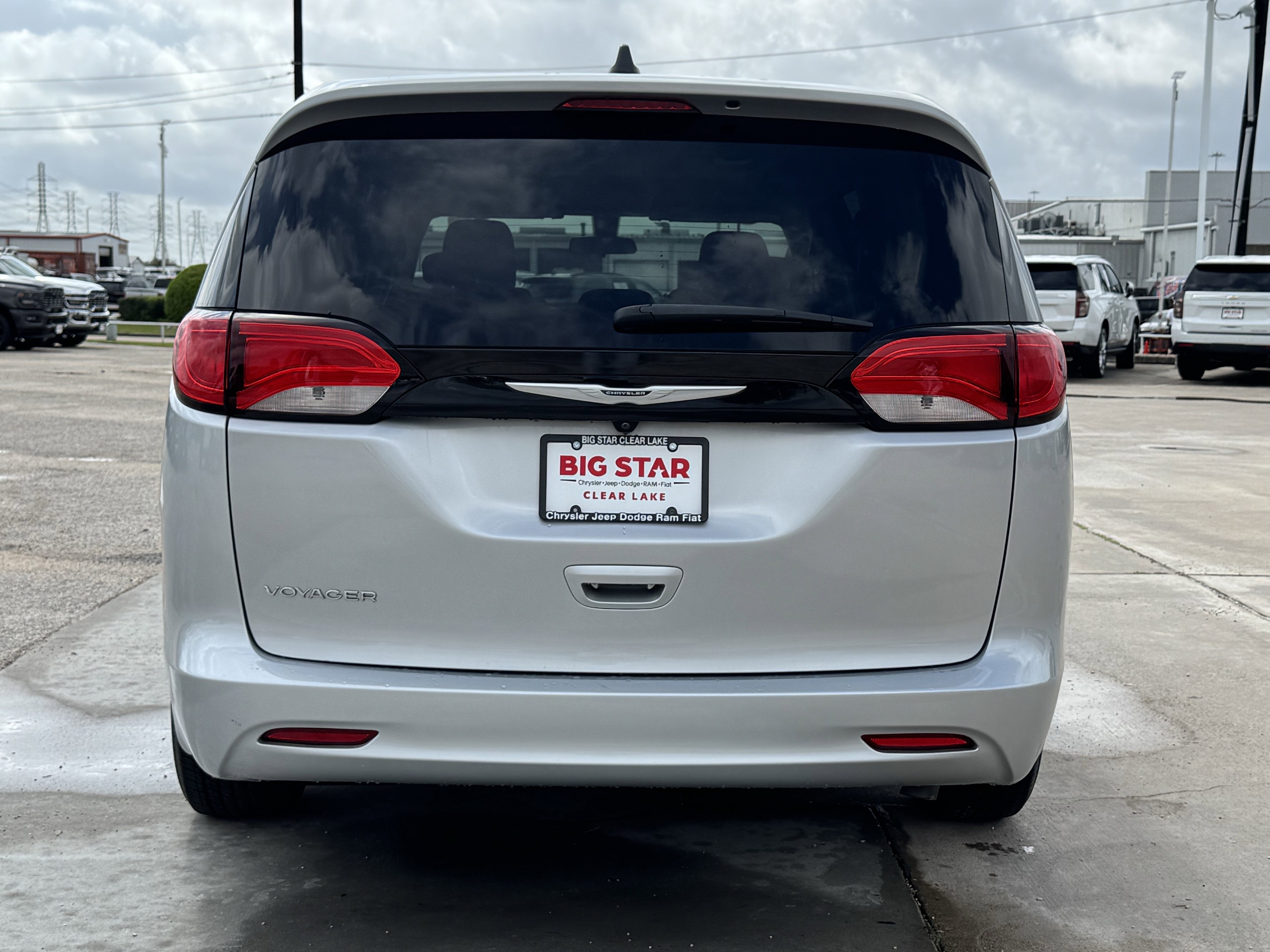 Used 2022 Chrysler Voyager LX image 9