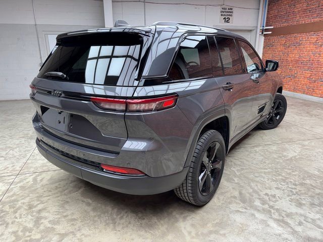 Used 2023 Jeep Grand Cherokee Altitude image 5