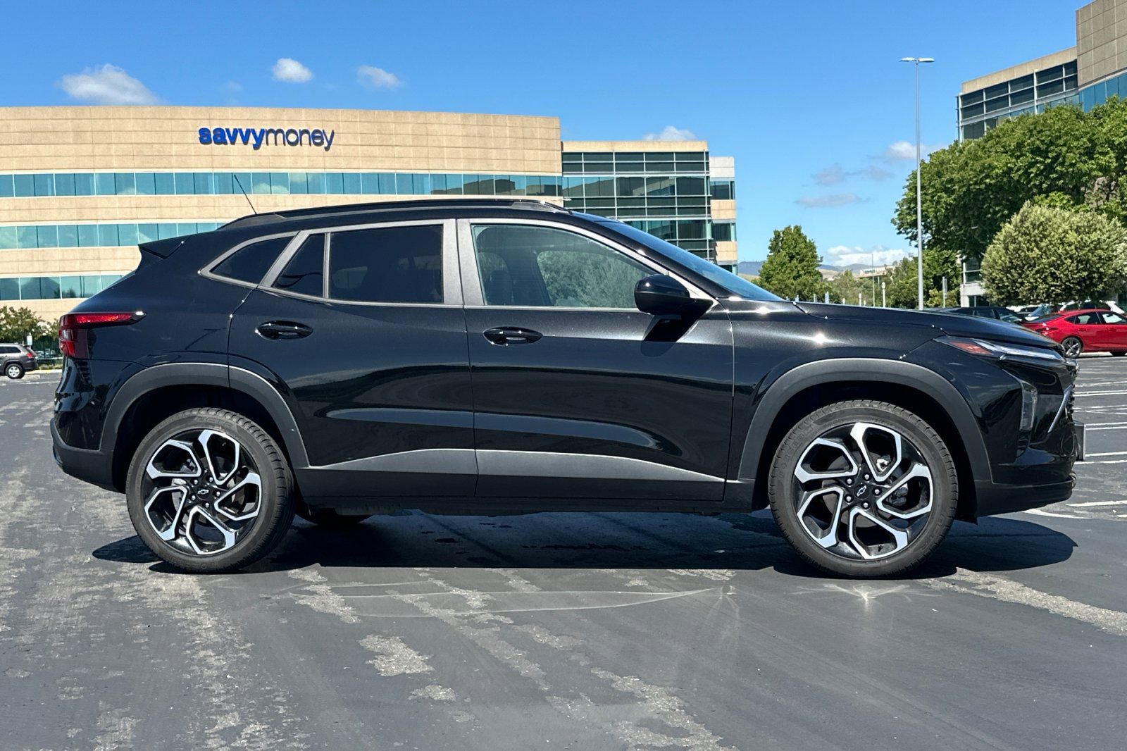 Used 2025 Chevrolet Trax RS w/ Sunroof Package image 3