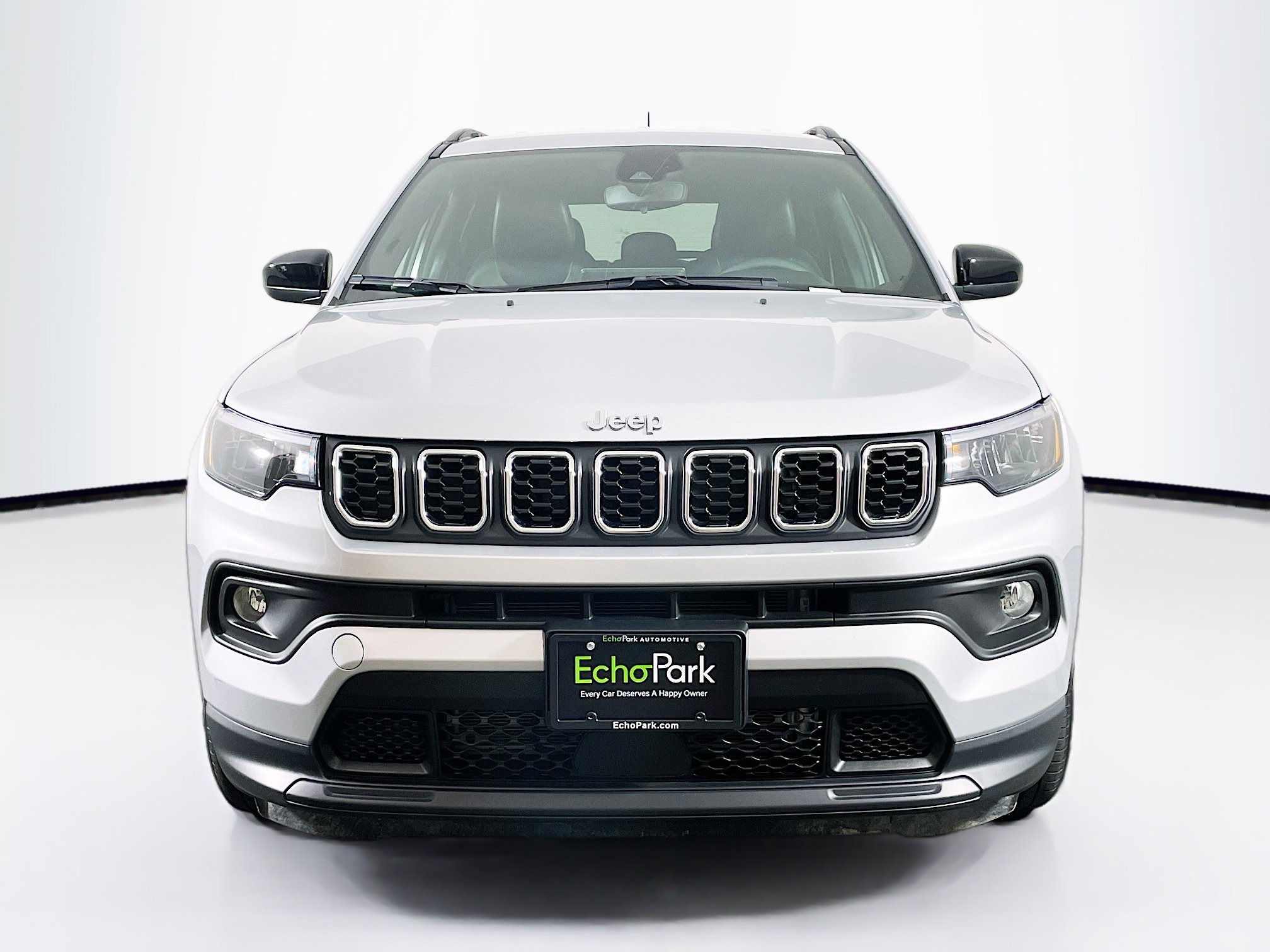Used 2024 Jeep Compass Latitude image 2