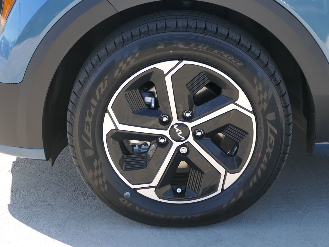 Used 2025 Kia Niro EX image 10