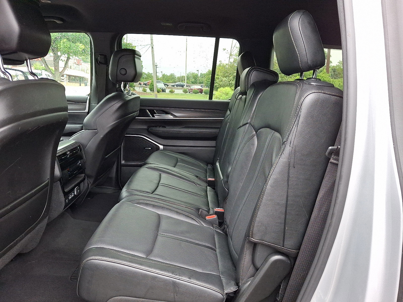 Used 2023 Jeep Wagoneer L Series II image 11