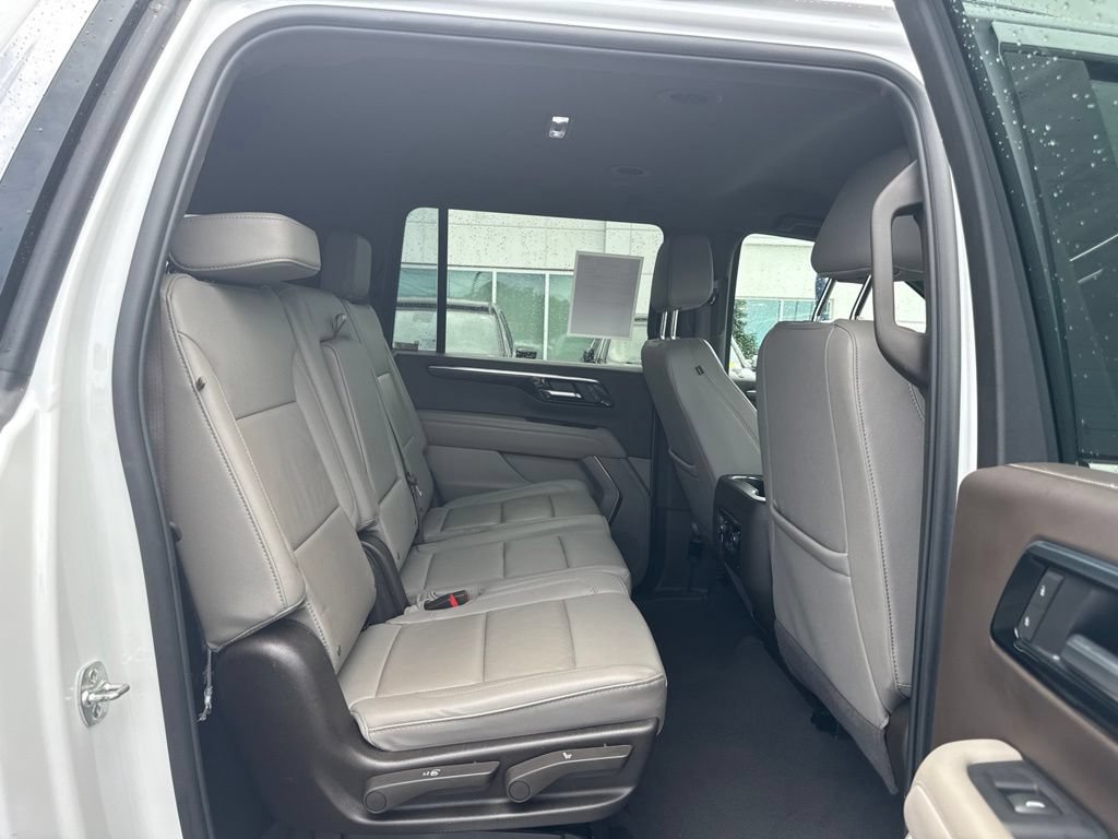 Used 2025 Chevrolet Suburban LT RWD image 20