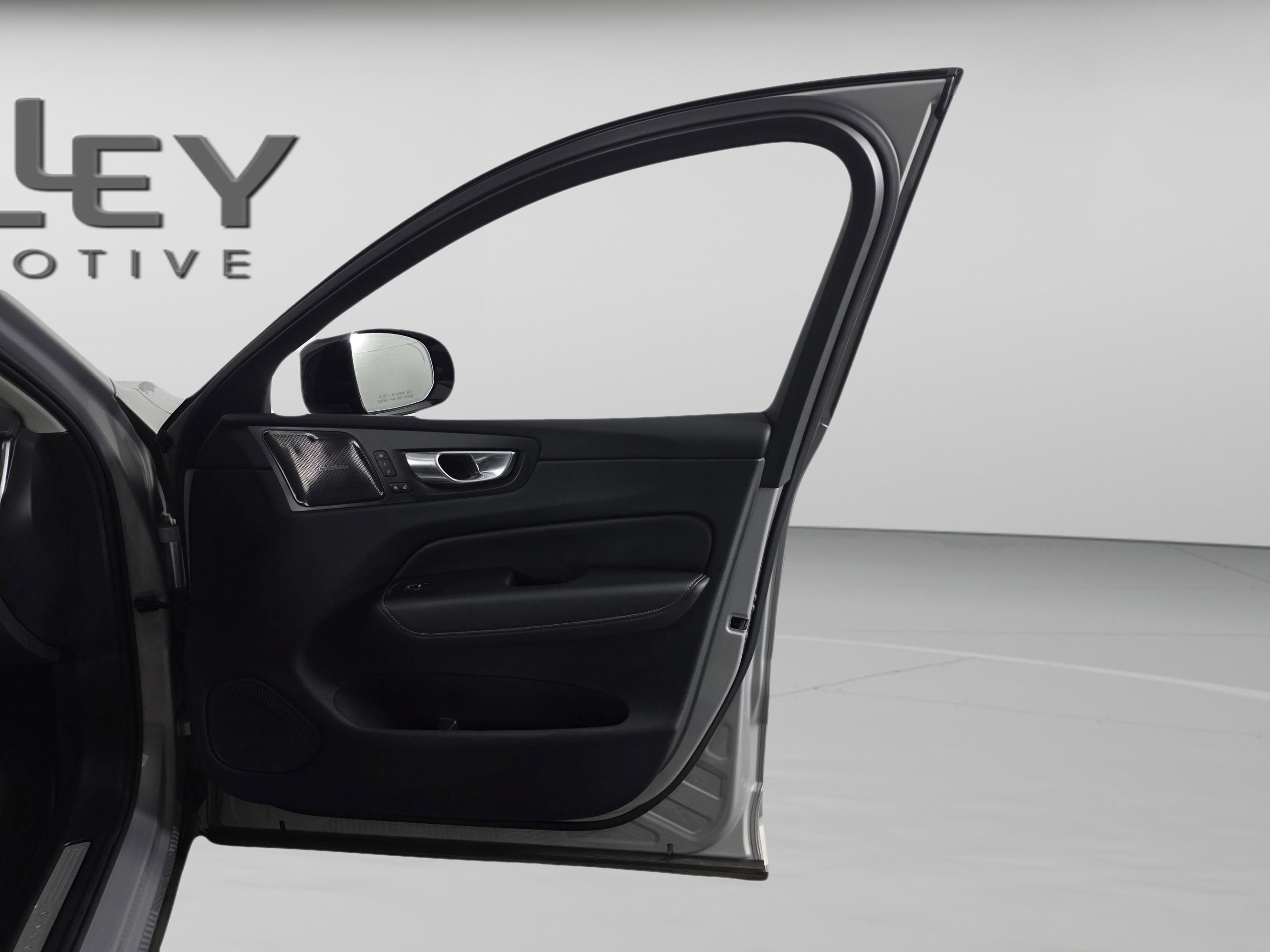 Used 2023 Volvo XC60 B6 Ultimate w/ Protection Package Premier image 27