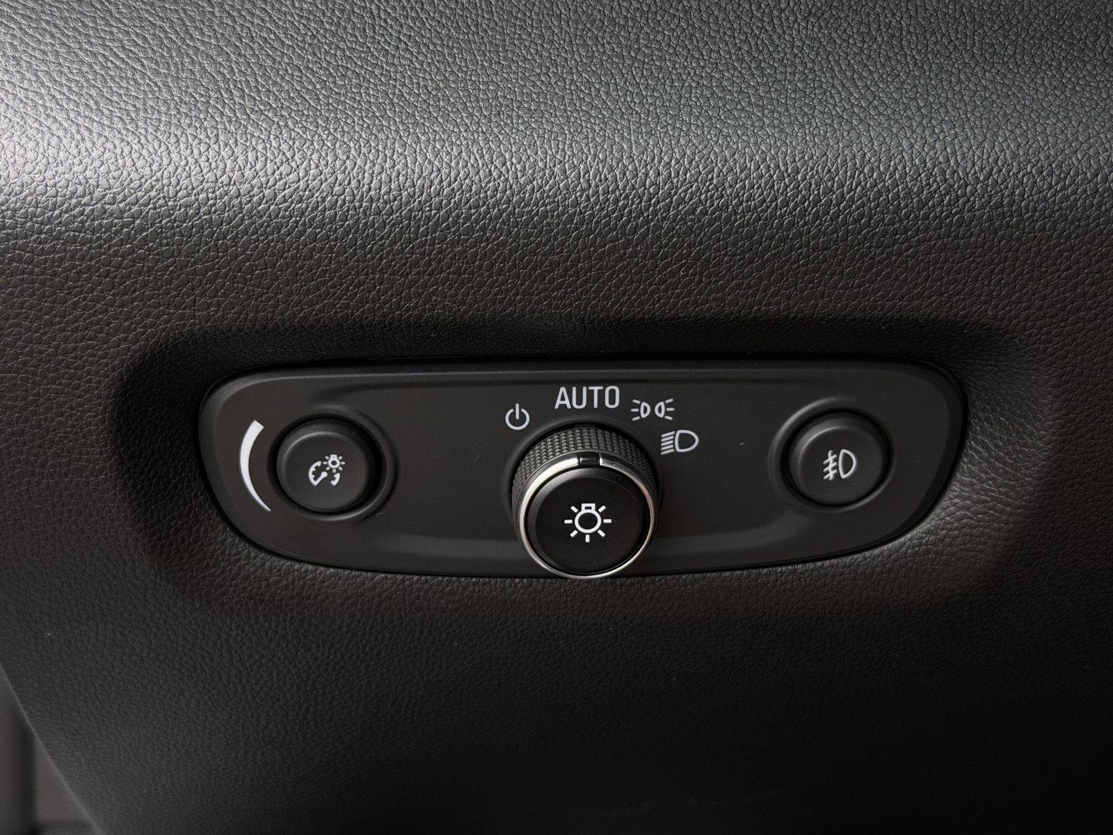 Used 2021 Chevrolet Traverse LT FWD image 20