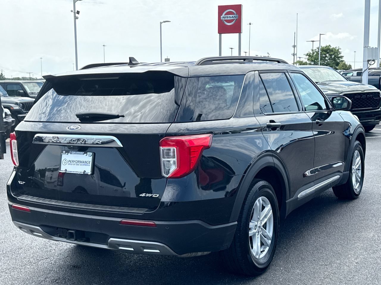 Used 2023 Ford Explorer XLT AWD/4WD image 3
