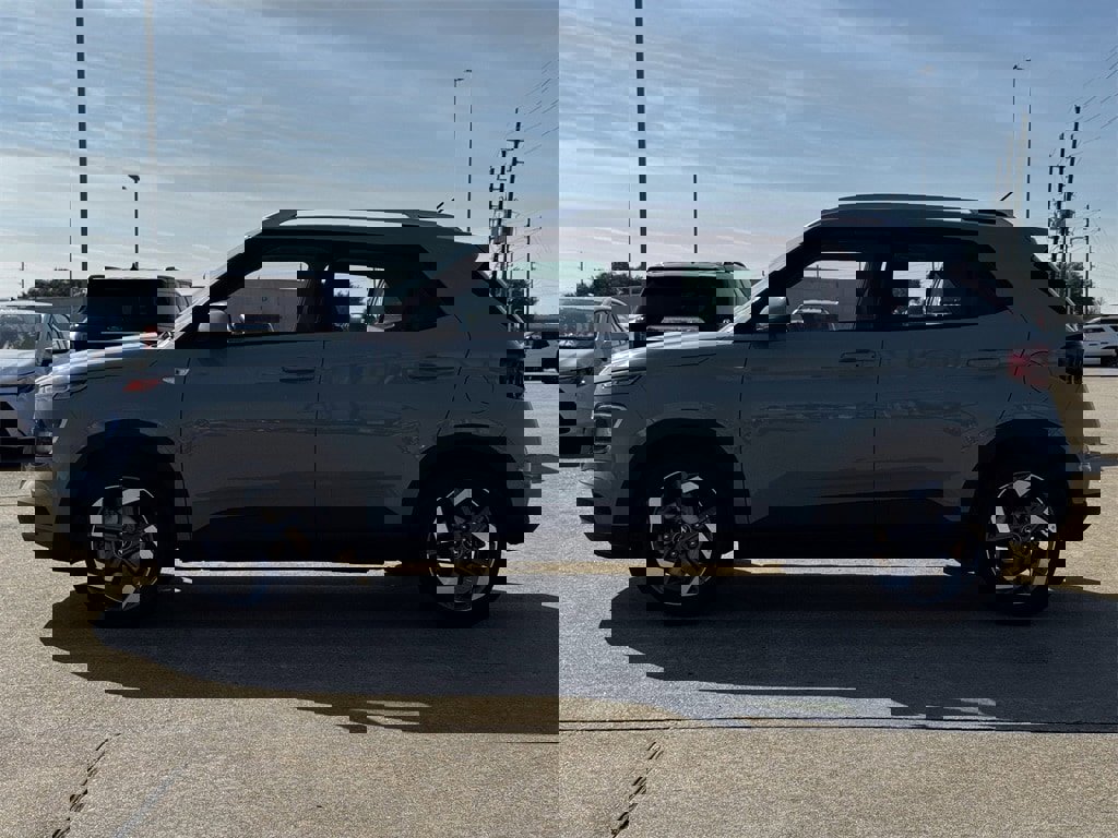 Used 2025 Hyundai Venue SEL image 6