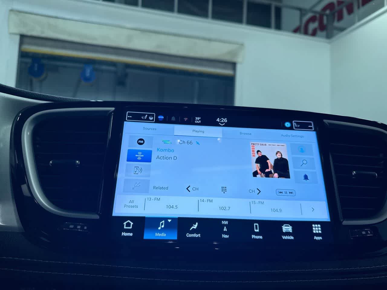 Used 2025 Chrysler Pacifica Limited FWD image 23