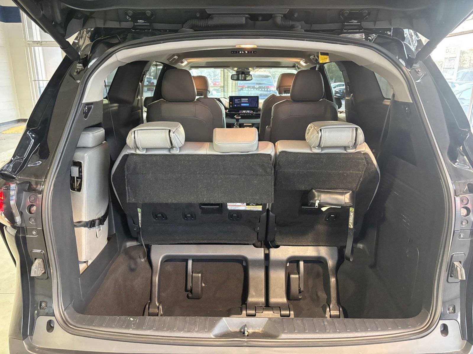 Used 2025 Toyota Sienna XLE image 35