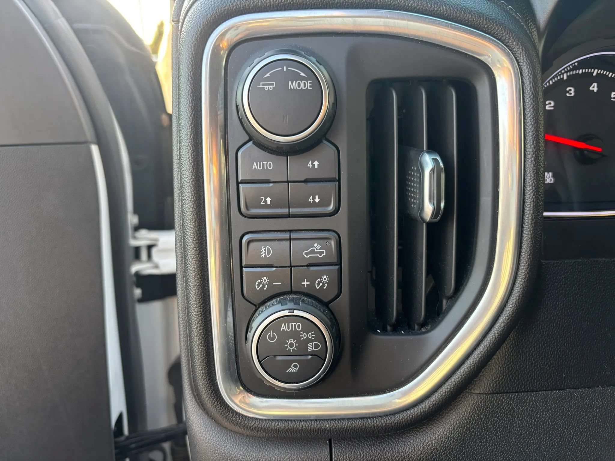 Used 2021 Chevrolet Silverado 1500 LTZ AWD/4WD image 23