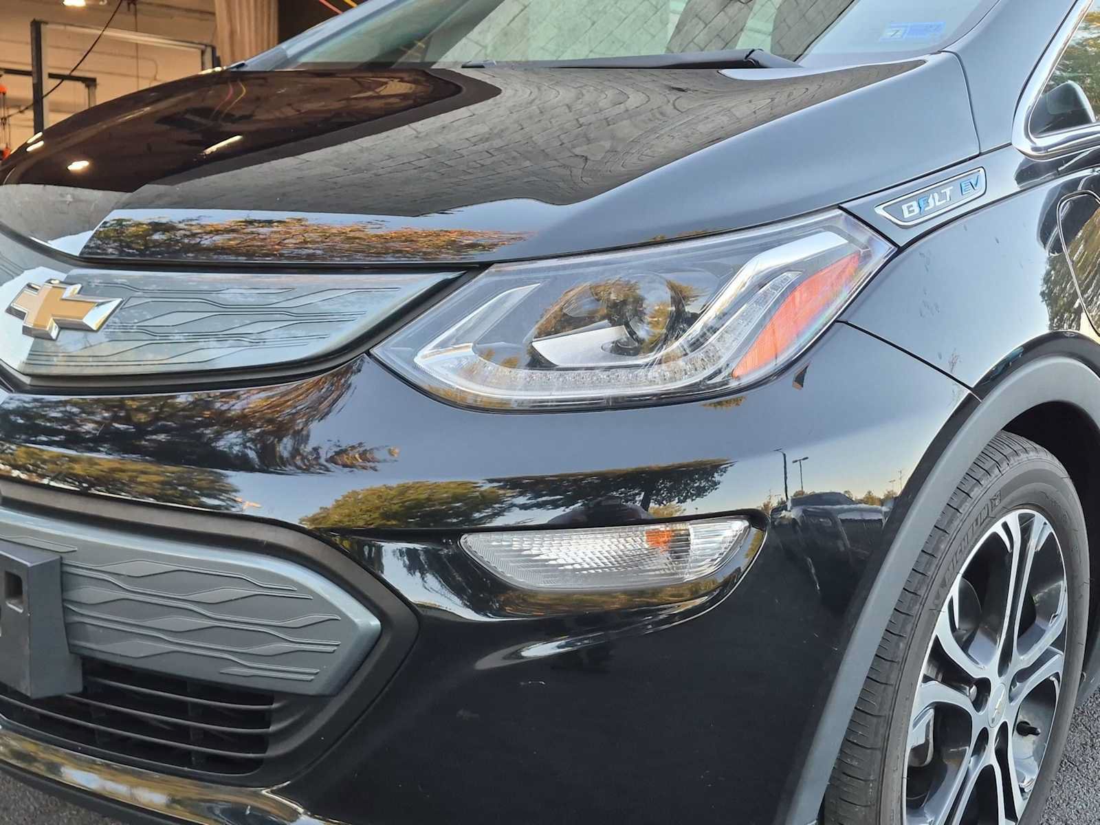 Used 2019 Chevrolet Bolt Premier w/ Infotainment Package FWD image 11