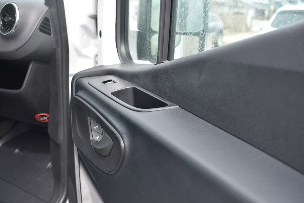 Used 2024 Mercedes-Benz eSprinter 170 Cargo image 23