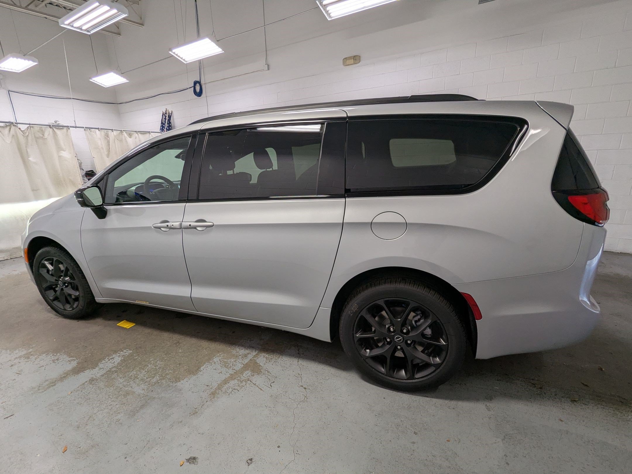 New 2026 Chrysler Pacifica Limited w/ S Appearance Package AWD/4WD image 9