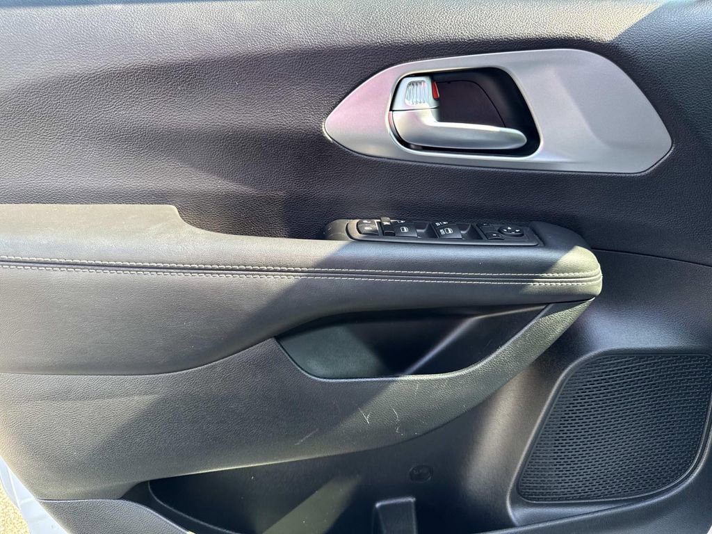 Used 2024 Chrysler Pacifica Touring image 19