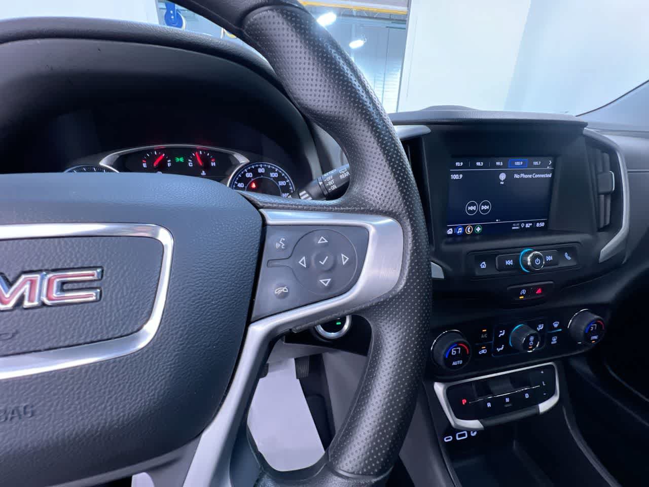 Used 2024 GMC Terrain SLE w/ Driver Convenience Package FWD image 21