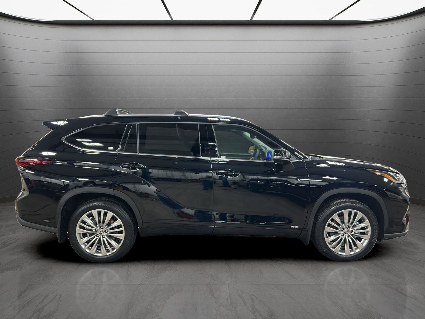 New 2026 Toyota Highlander Platinum image 2
