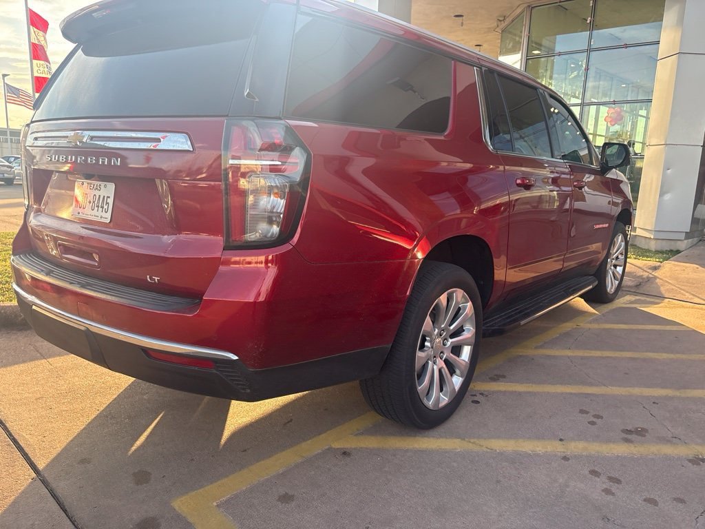 Used 2024 Chevrolet Suburban LT w/ Luxury Package AWD/4WD image 2