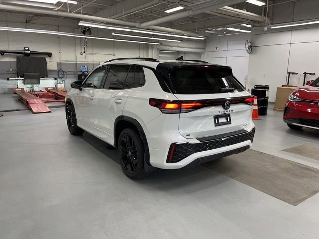 New 2025 Volkswagen Tiguan SE R-Line image 2