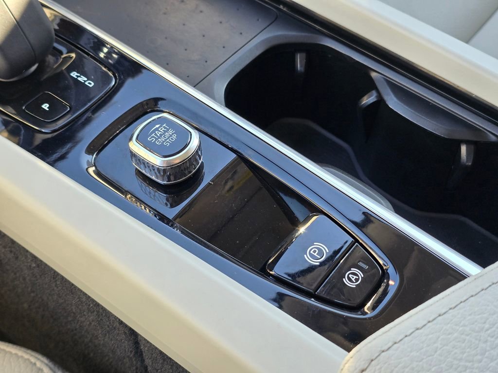 Used 2022 Volvo XC60 B5 Momentum image 36