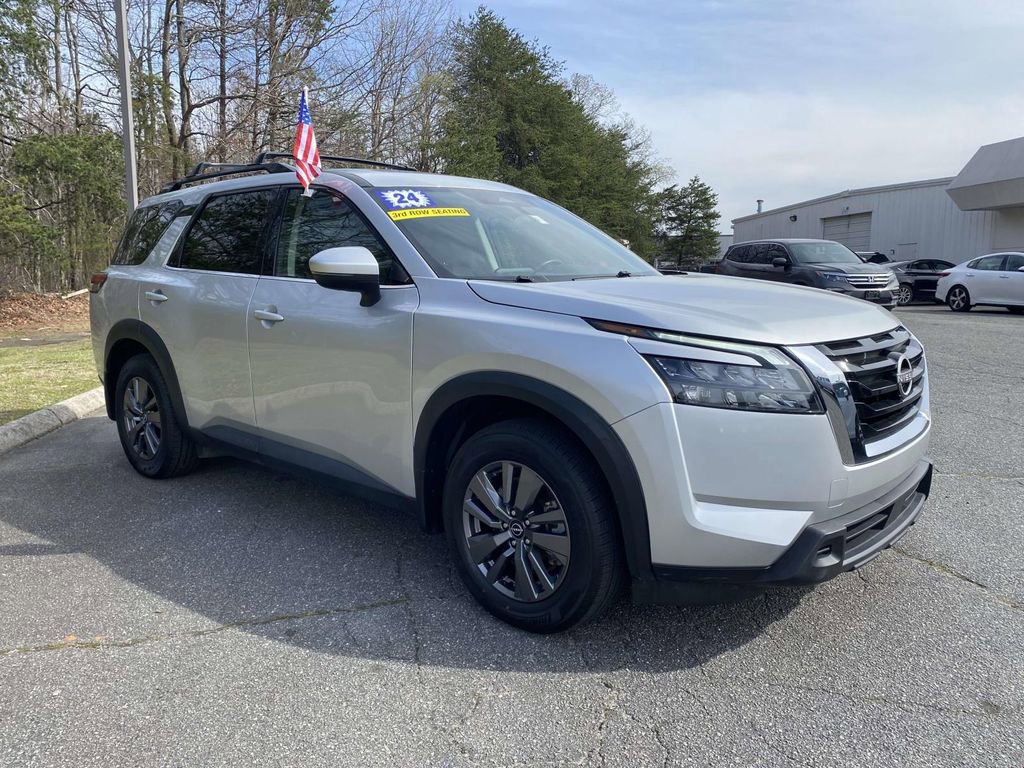 Used 2024 Nissan Pathfinder SV w/ SV Premium Package image 6