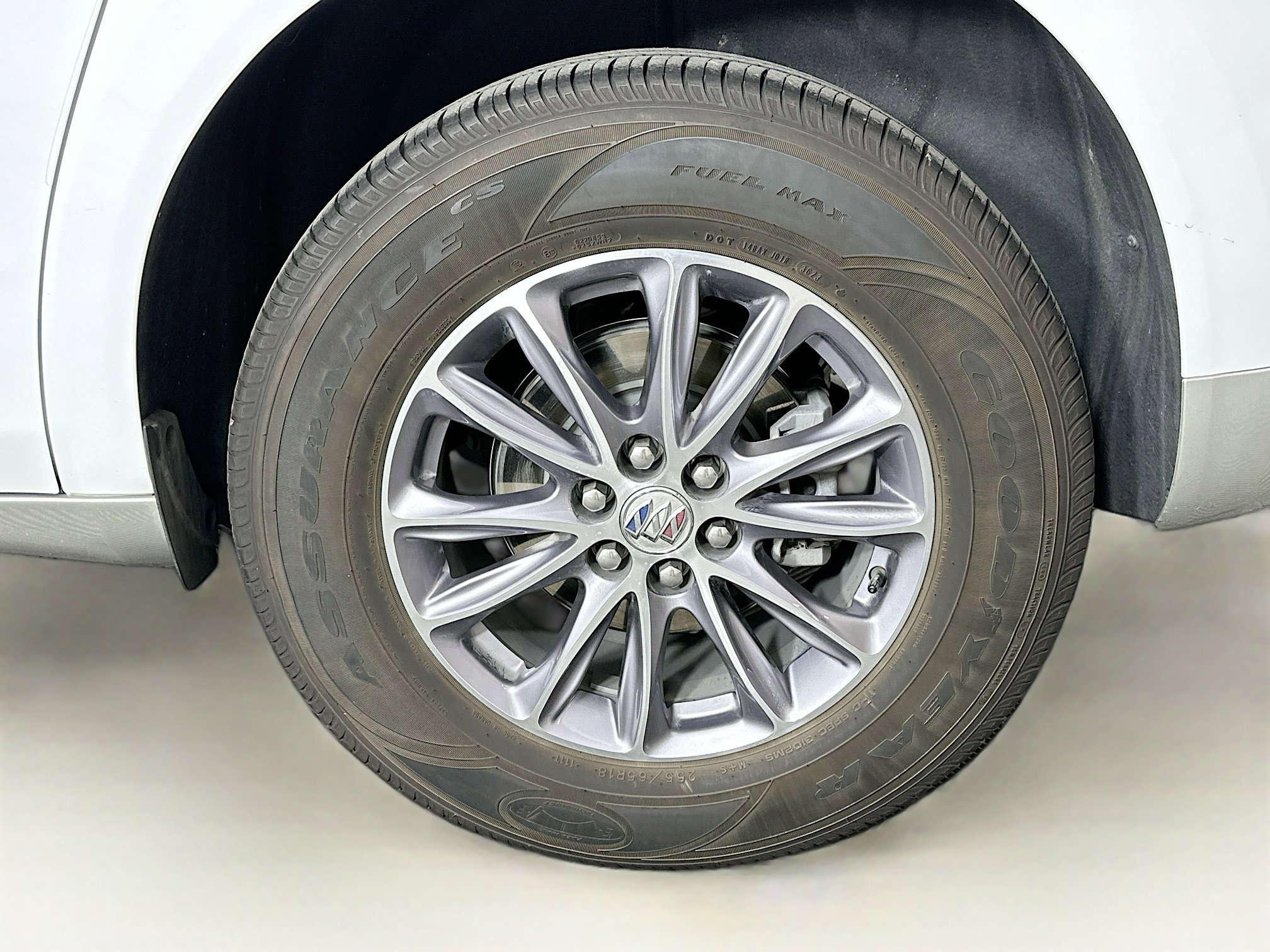 Used 2024 Buick Enclave Essence image 11