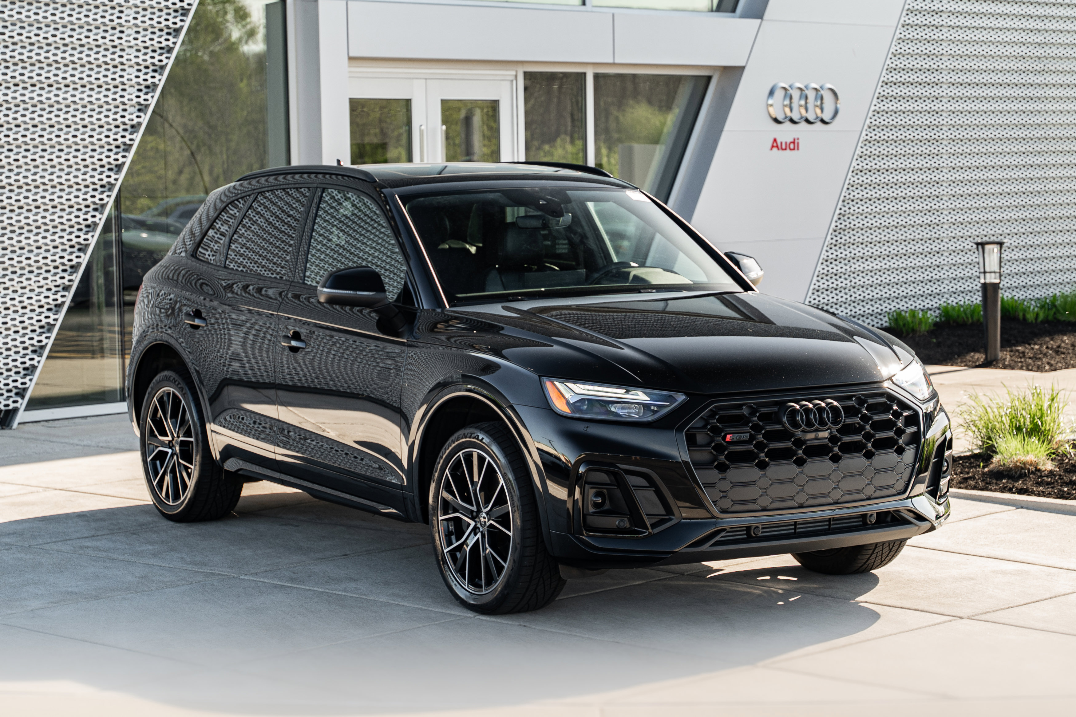 Certified 2023 Audi SQ5 Premium Plus w/ Premium Plus Package AWD/4WD image 2