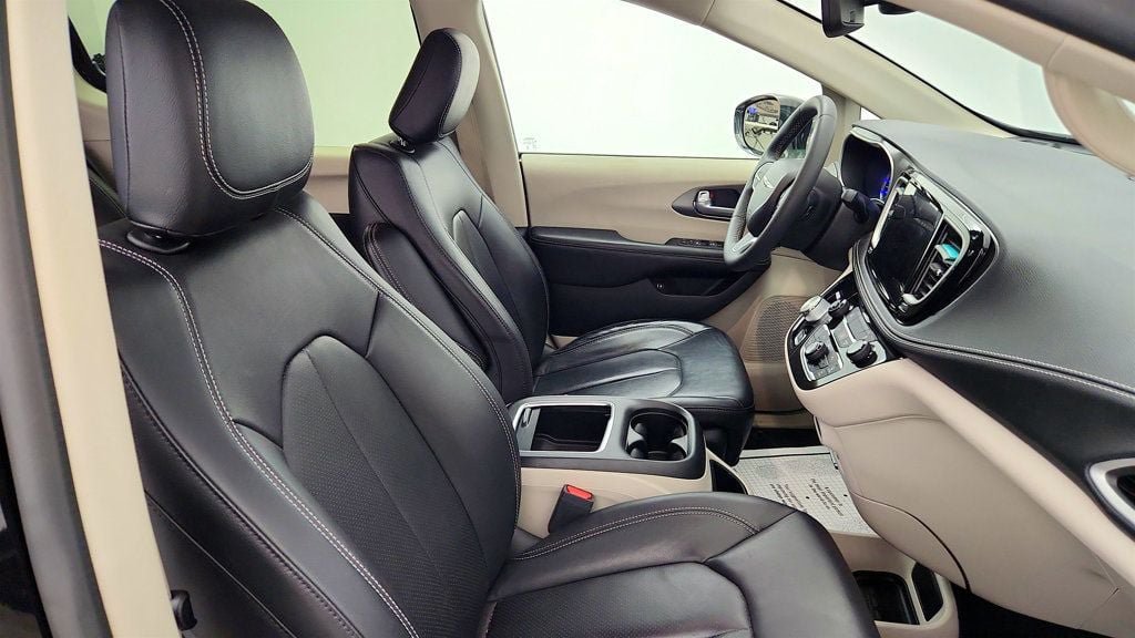 Used 2022 Chrysler Pacifica Touring-L FWD image 22