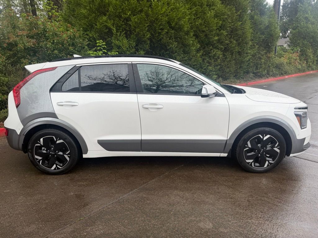 Used 2023 Kia Niro Wave w/ Wave Preserve Package FWD image 4