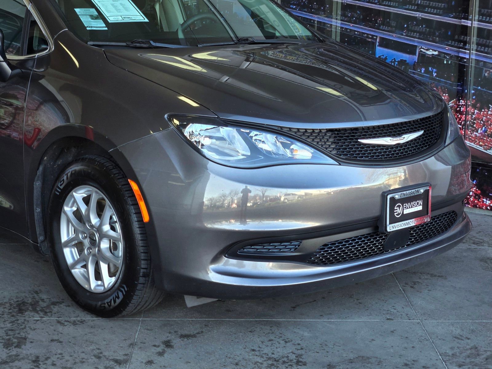 Used 2023 Chrysler Voyager LX image 2