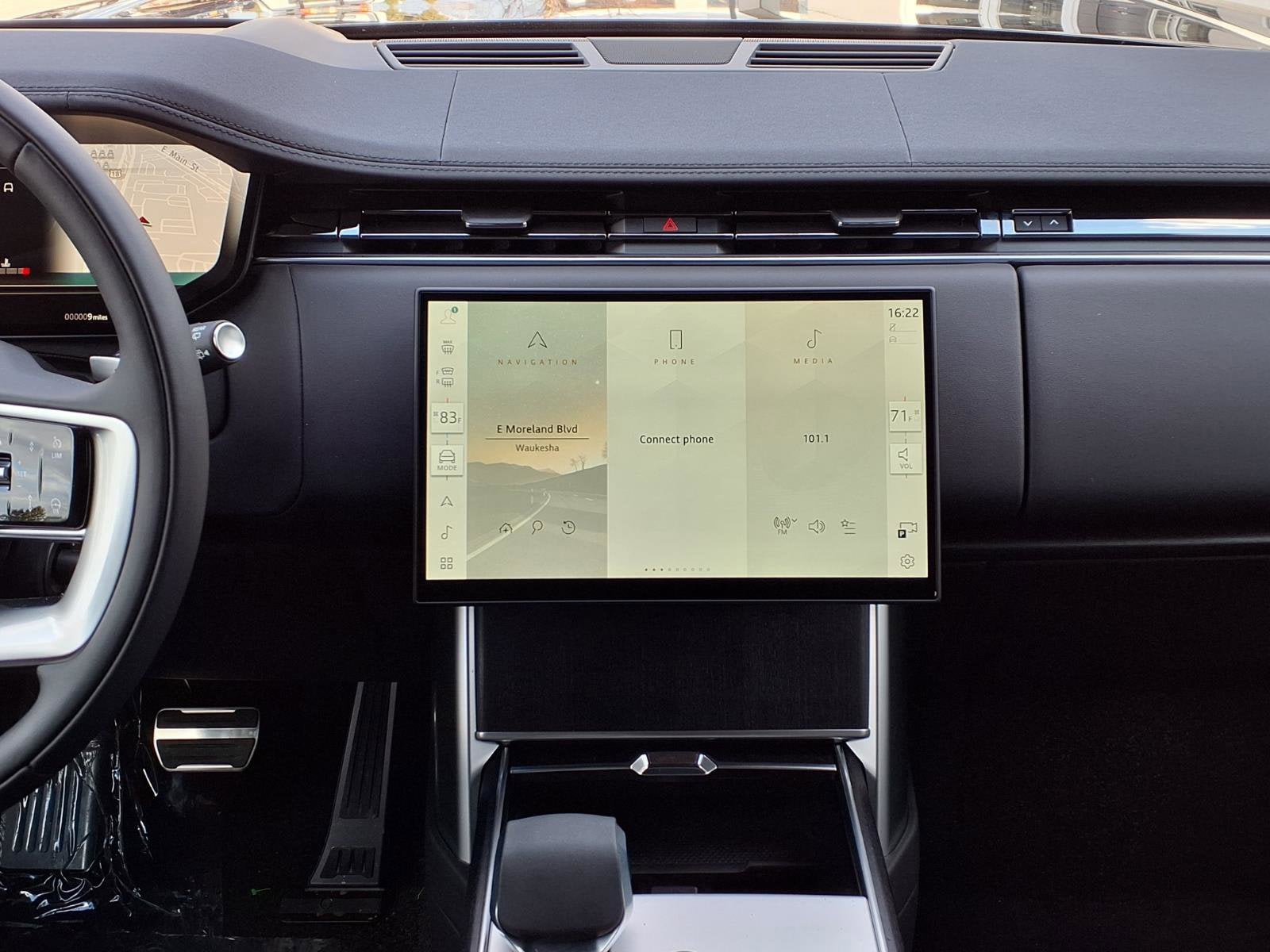 New 2026 Land Rover Range Rover Long Wheelbase SE image 17