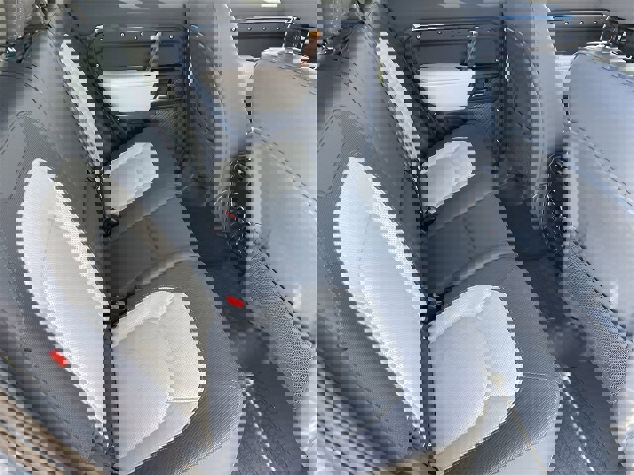 Used 2024 Land Rover Defender 110 X-Dynamic SE image 12