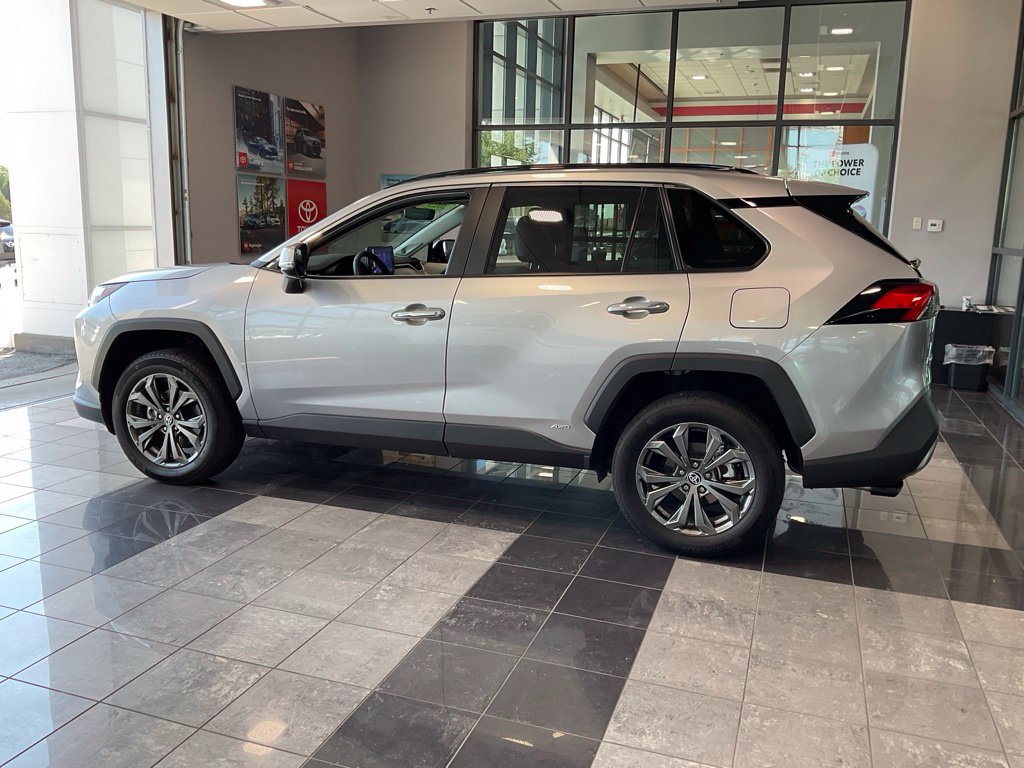 Certified 2025 Toyota RAV4 Limited w/ Advanced Technology Package AWD/4WD image 4