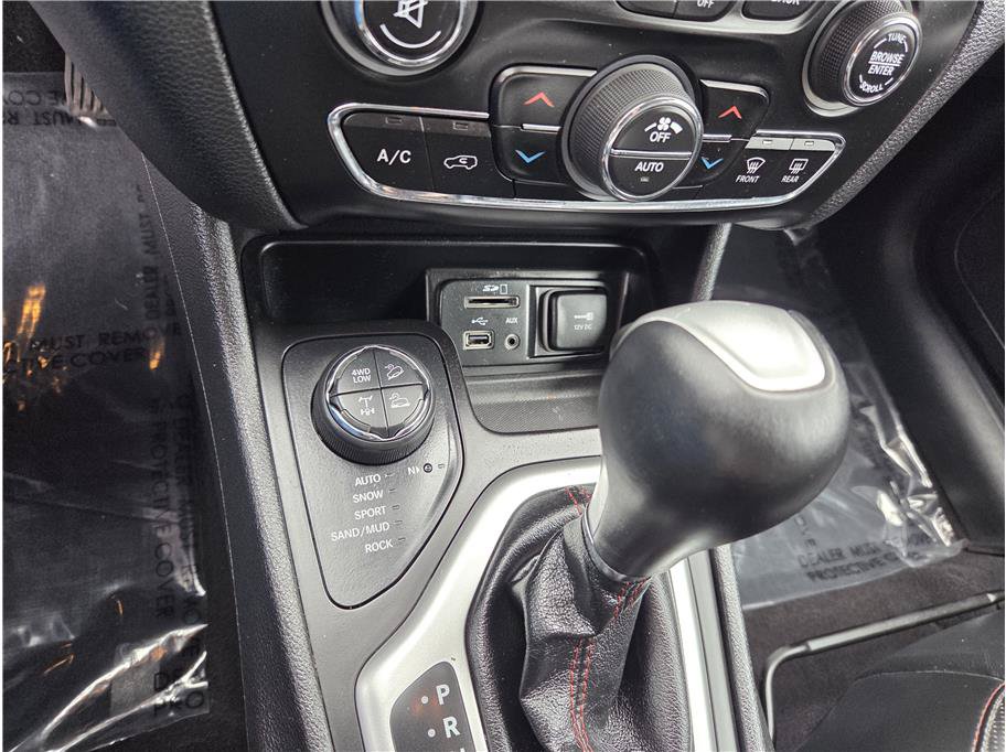 Used 2018 Jeep Cherokee Trailhawk AWD/4WD image 19