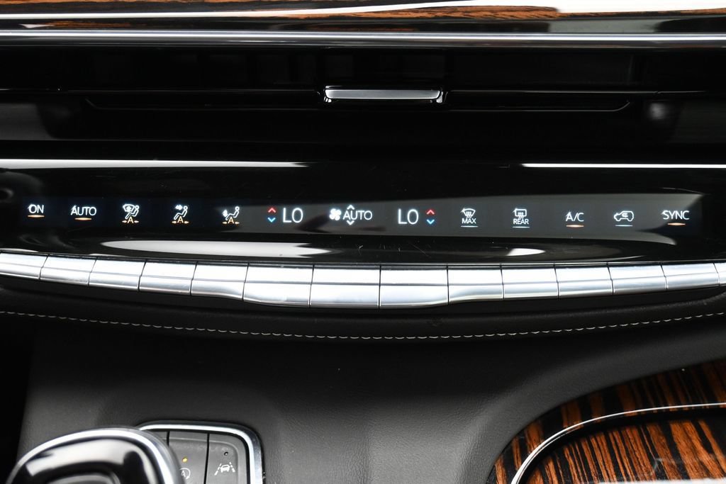 Used 2023 Cadillac Escalade Premium Luxury AWD/4WD image 18