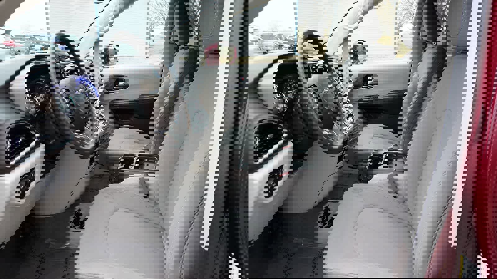 Used 2019 Chrysler Pacifica Touring Plus w/ Advanced Safetytec Group image 2