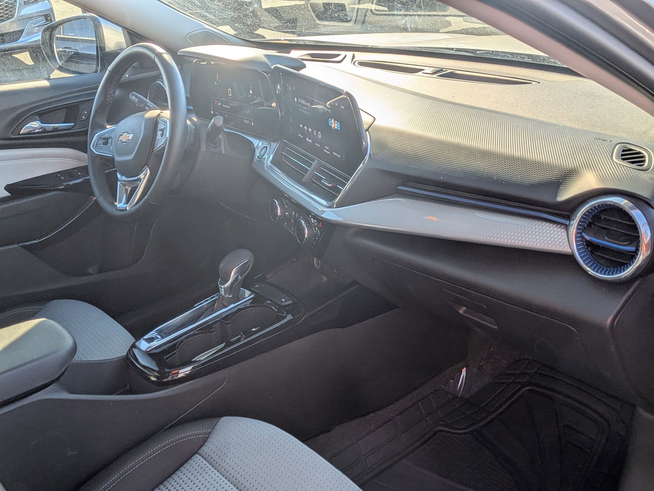 Used 2025 Chevrolet Trax LT w/ LT Convenience Package image 22