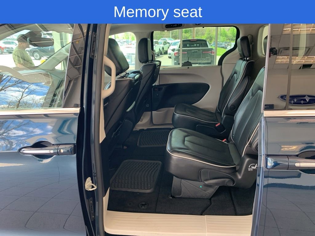 Used 2022 Chrysler Pacifica Limited w/ Uconnect Theater Family Group image 13