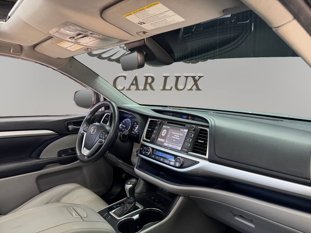 Used 2019 Toyota Highlander XLE FWD image 17