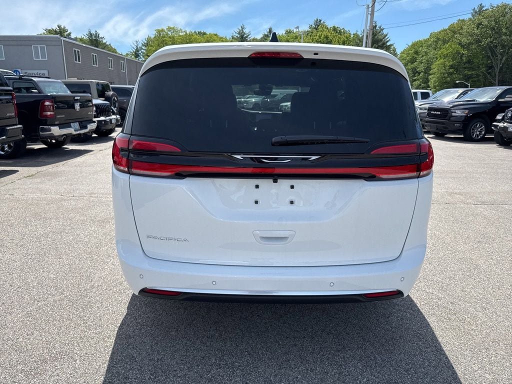 New 2027 Chrysler Pacifica Select FWD image 4