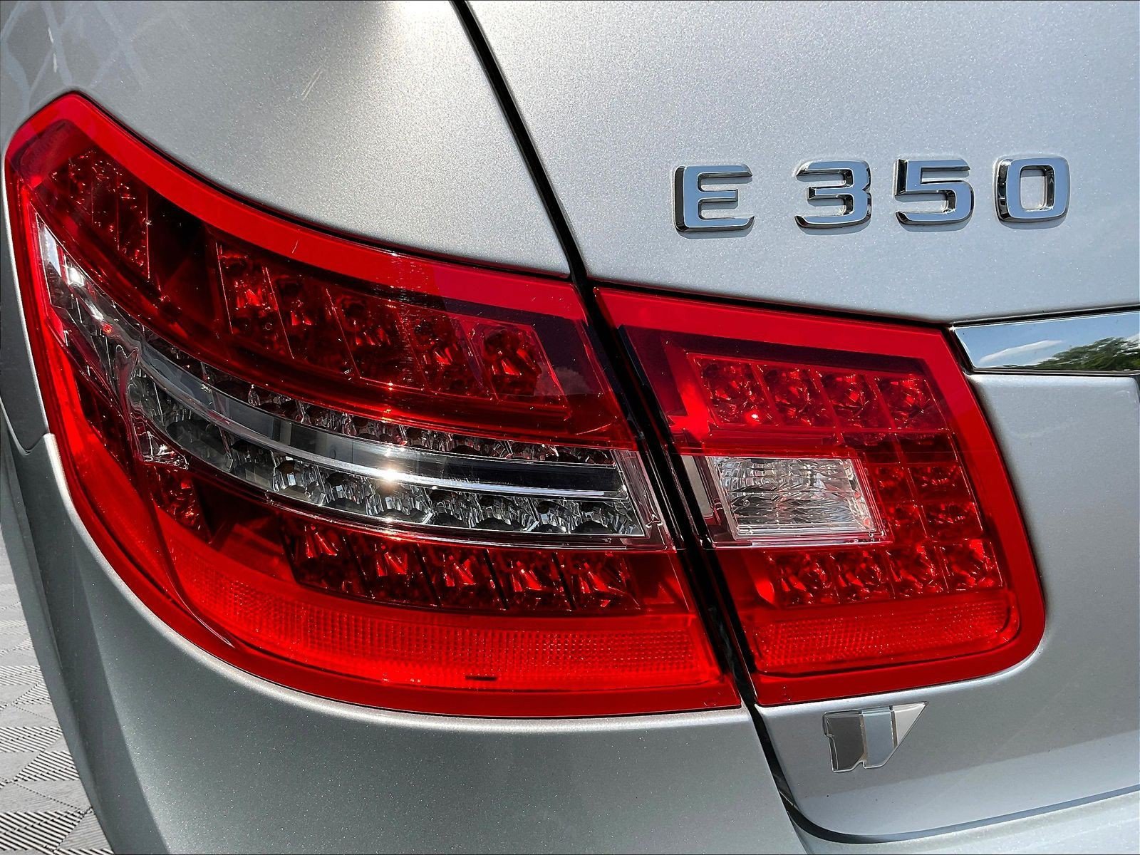 Used 2010 Mercedes-Benz E 350 4MATIC Sedan image 23